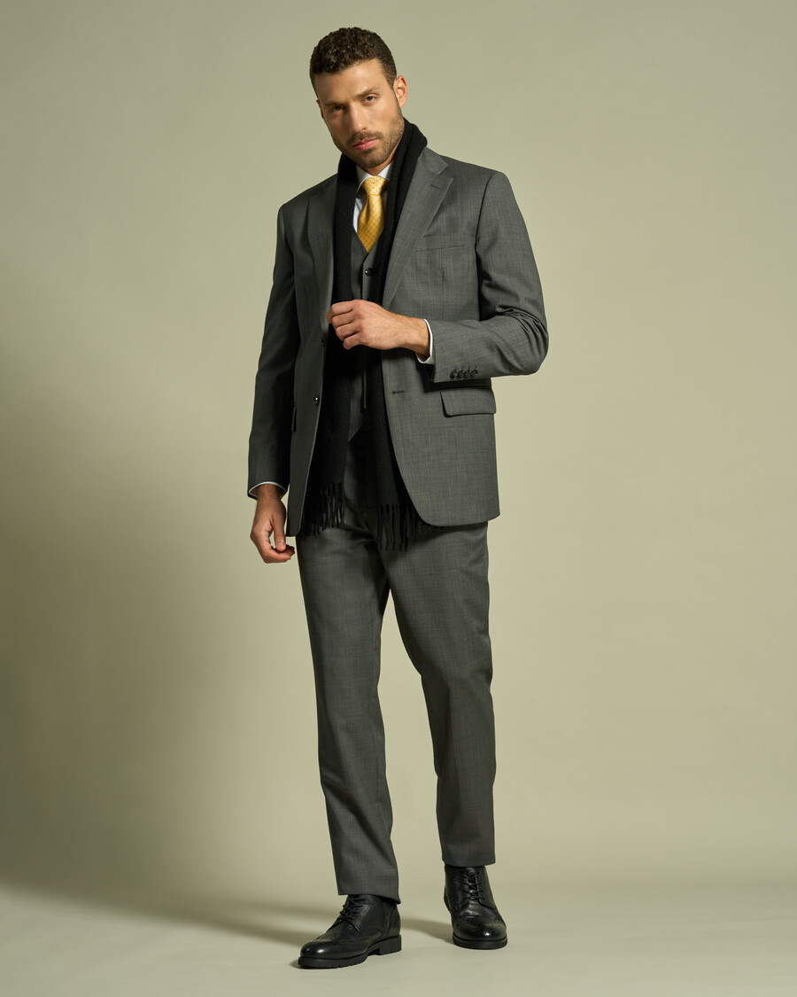 costume subtilement brossé
