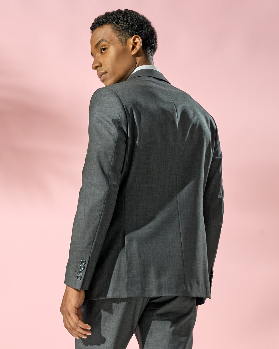 costume gris ajusté