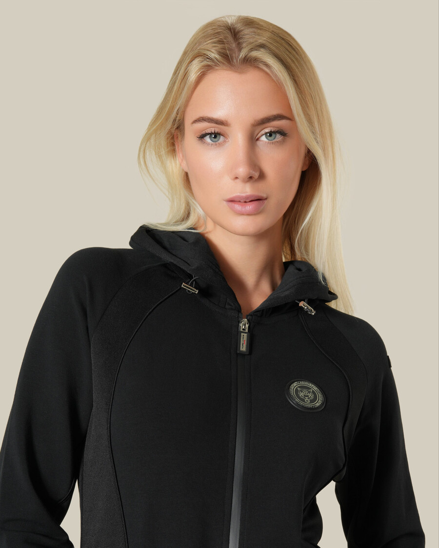 ensemble de survêtement avec écusson logo en métal