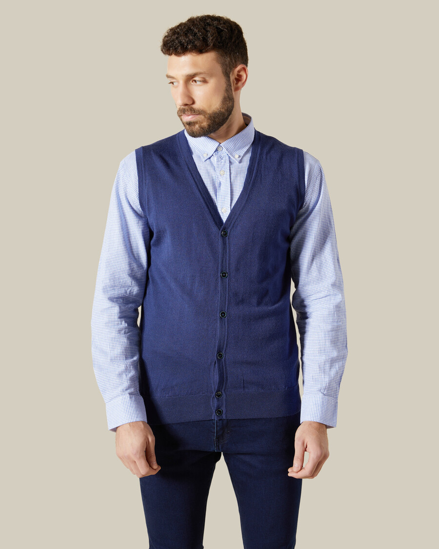 gilet boutonné sur le devant