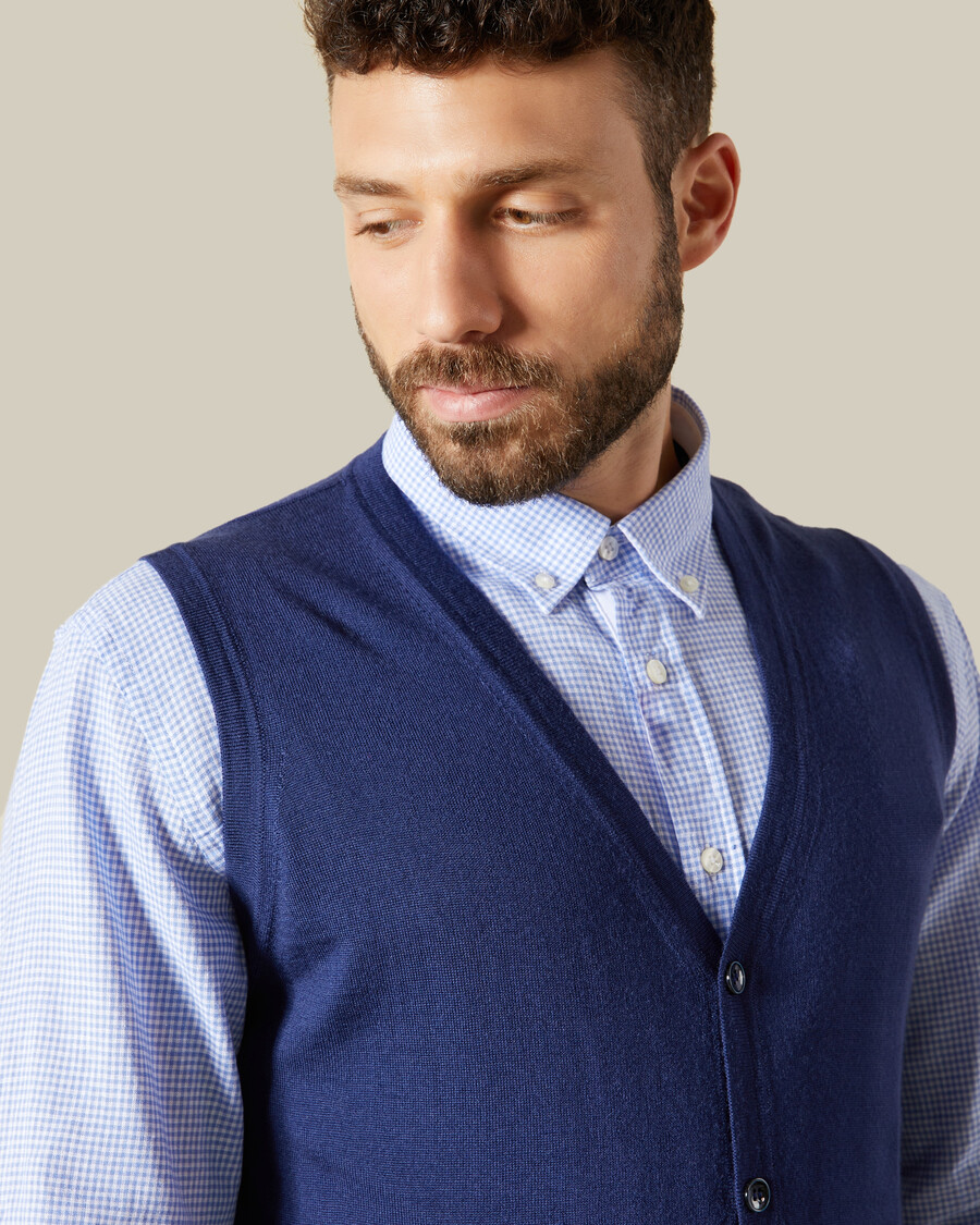 gilet boutonné sur le devant