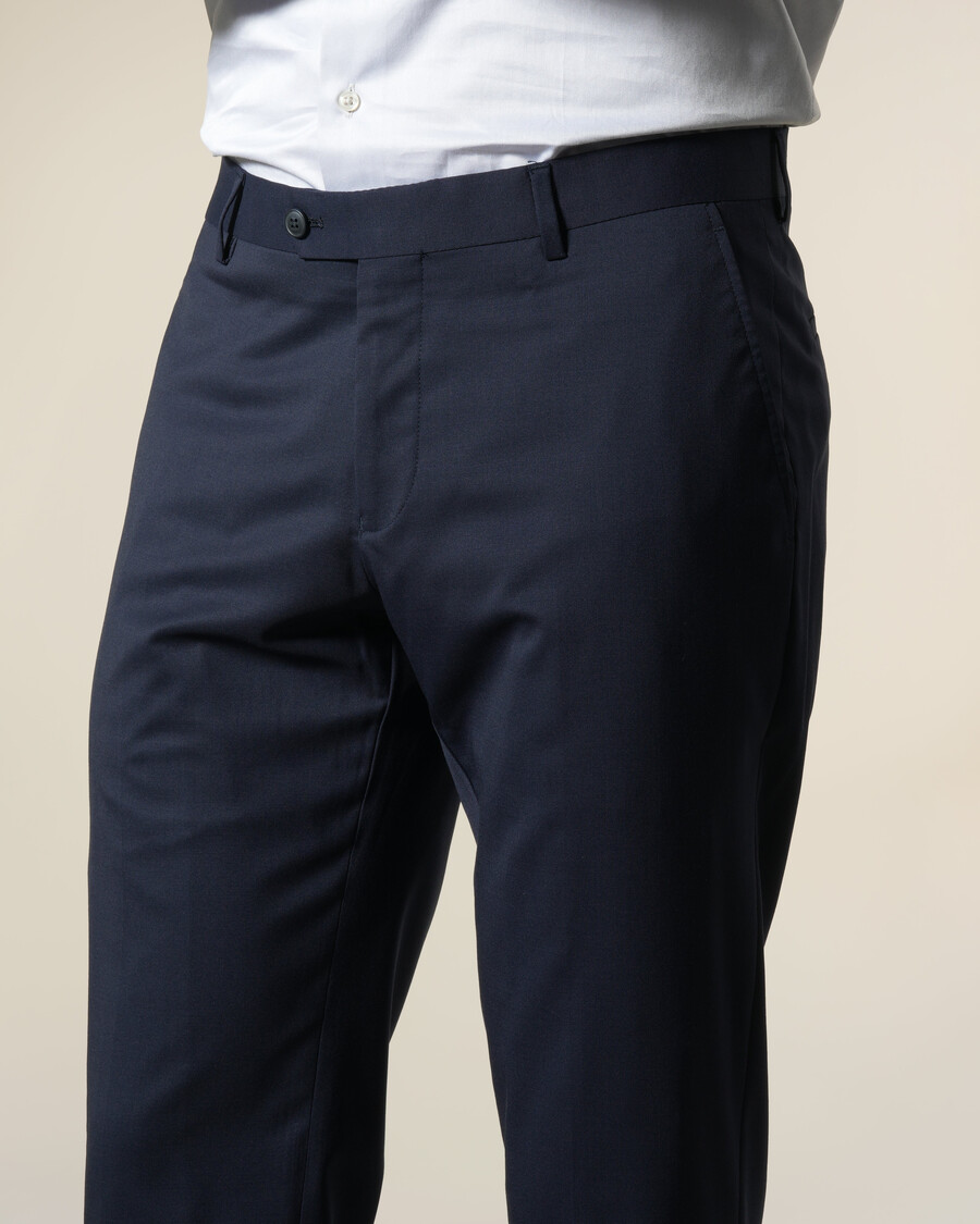 pantalon tailleur rayé bleu marine coupe slim