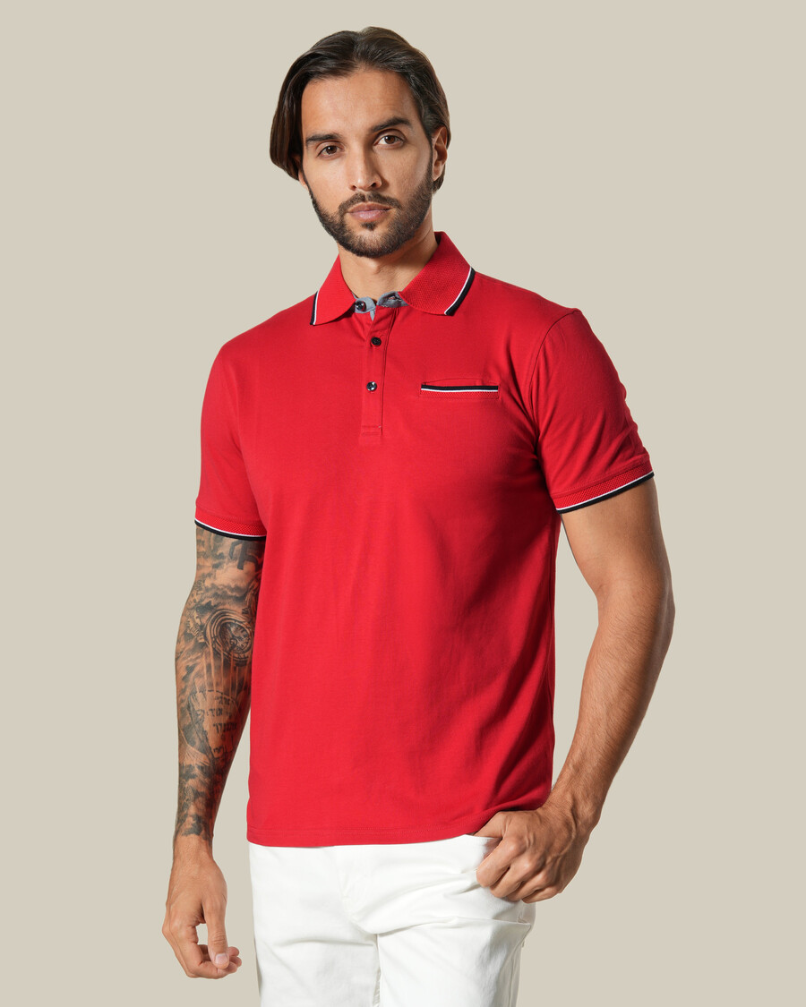 polo rouge à liserés contrastés