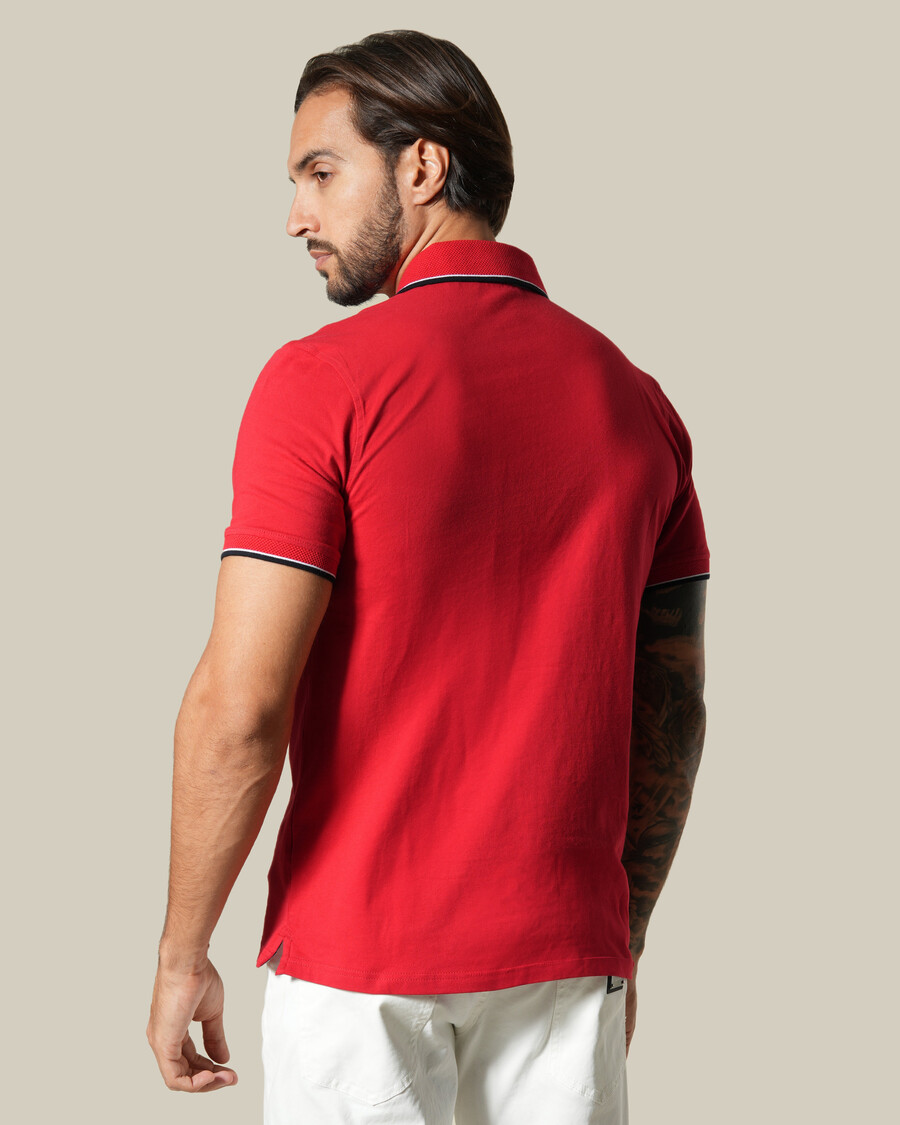 polo rouge à liserés contrastés