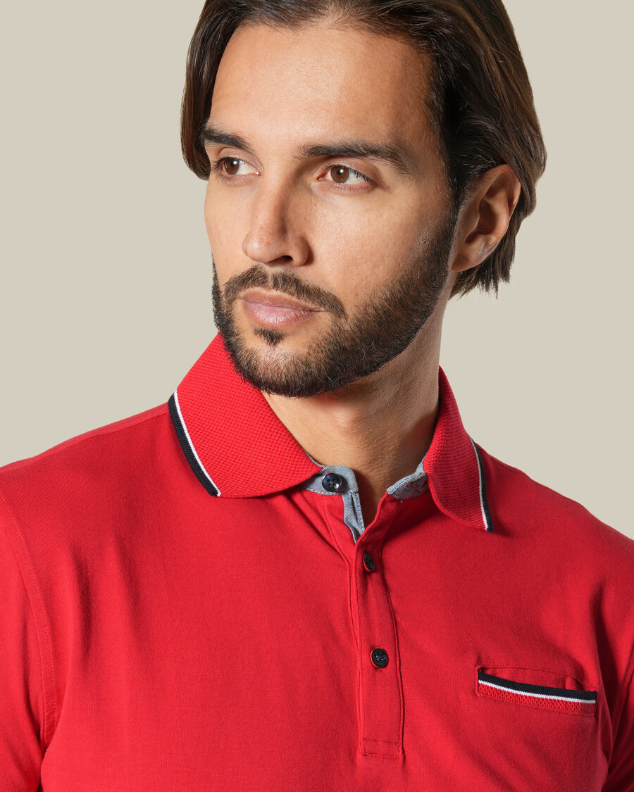polo rouge à liserés contrastés