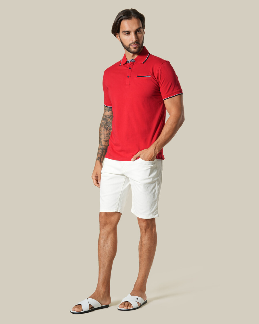 polo rouge à liserés contrastés