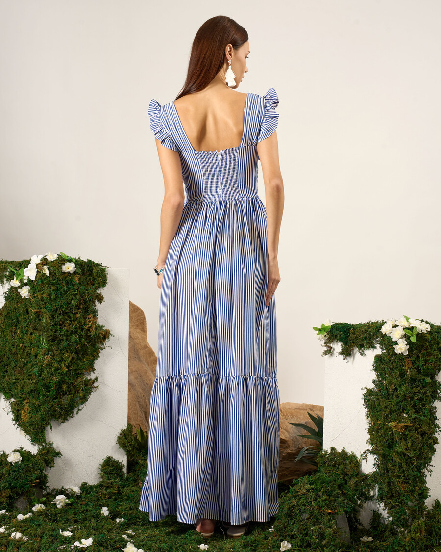 robe longue à fines rayures et à volants