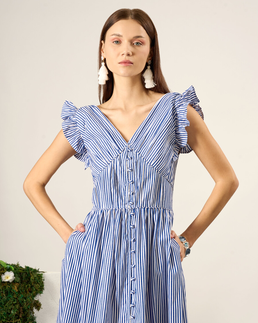 robe longue à fines rayures et à volants