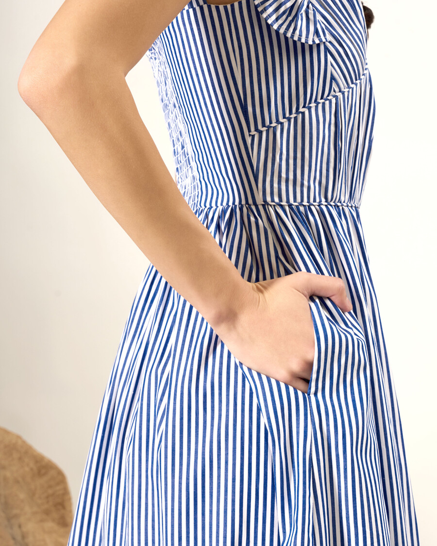 robe longue à fines rayures et à volants