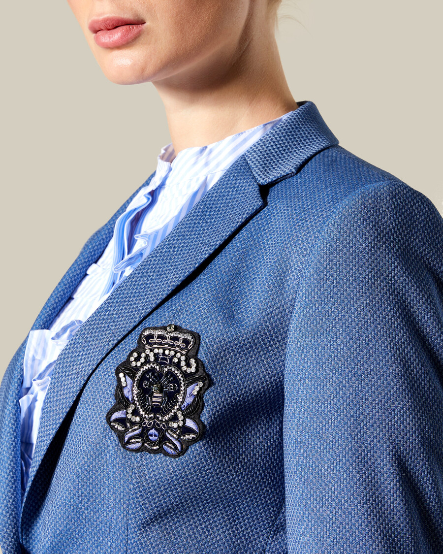 veste de costume à un bouton et à écusson