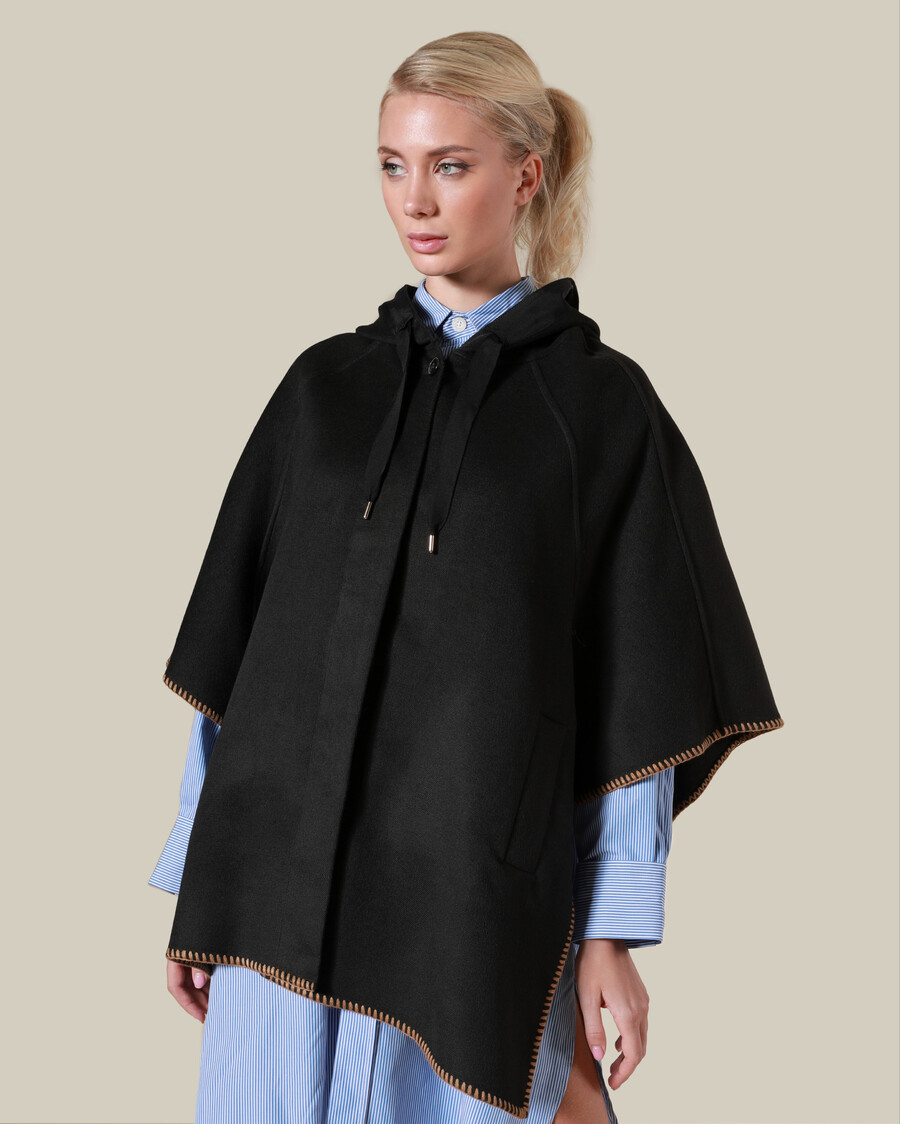 poncho à capuche avec surpiqûres contrastées