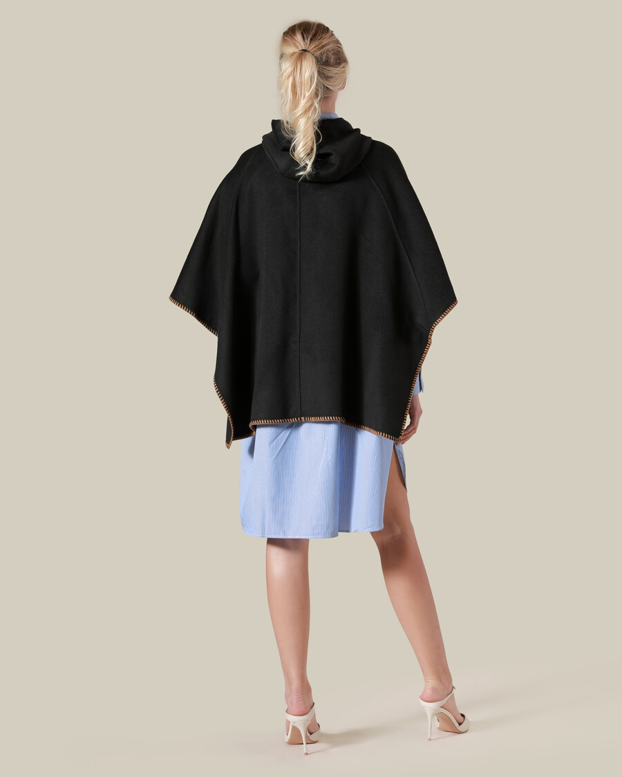 poncho à capuche avec surpiqûres contrastées