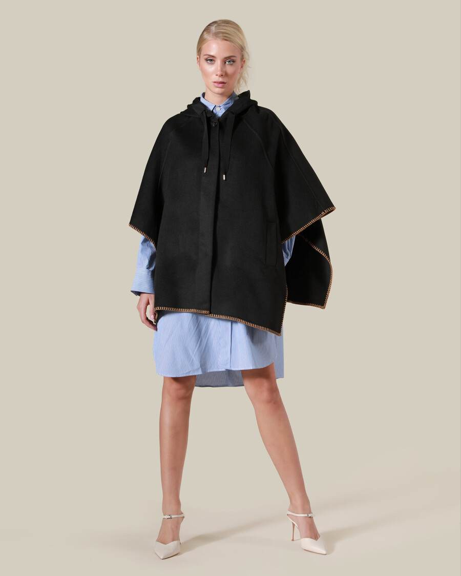 poncho à capuche avec surpiqûres contrastées